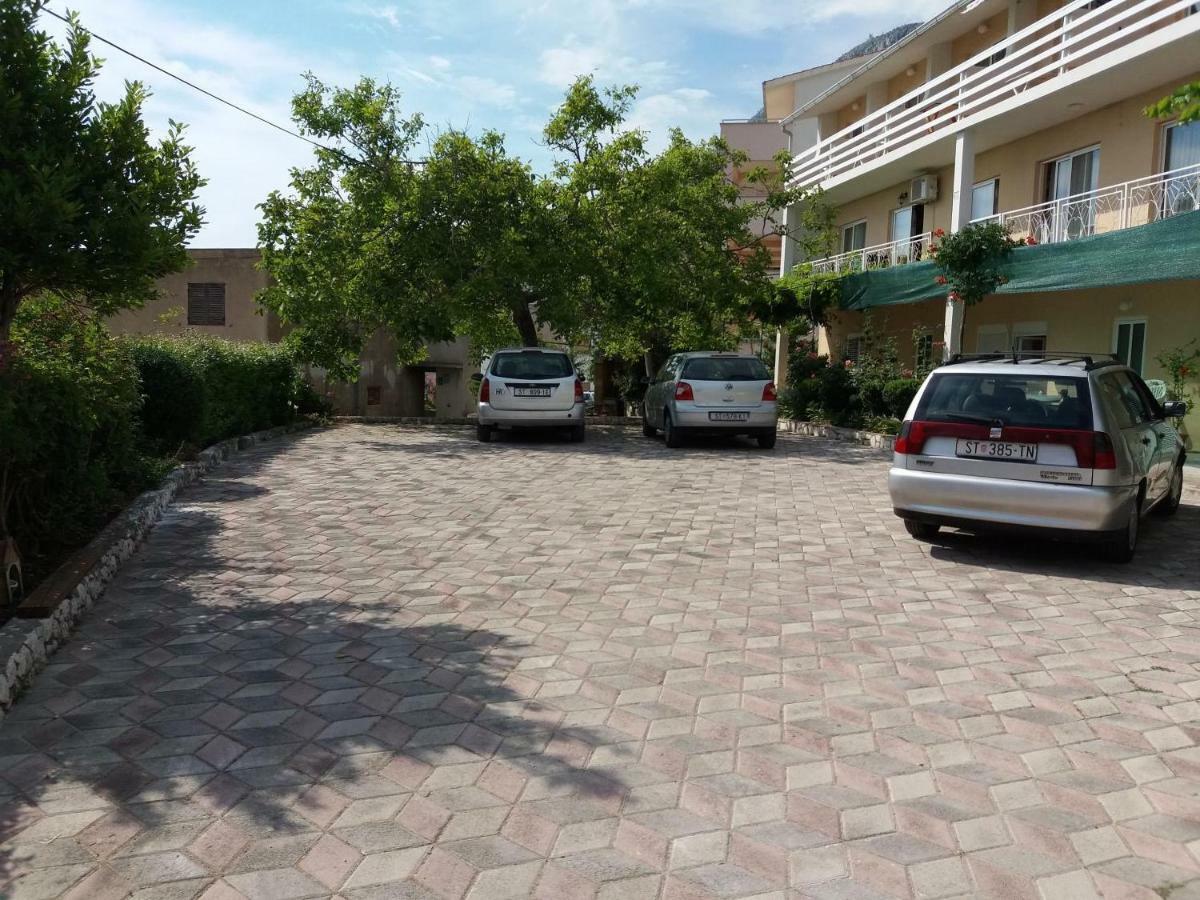 Apartments Boris Omis Bagian luar foto