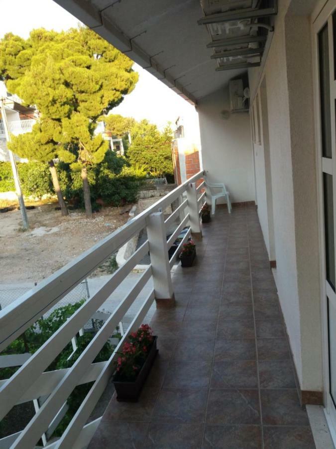Apartments Boris Omis Bagian luar foto